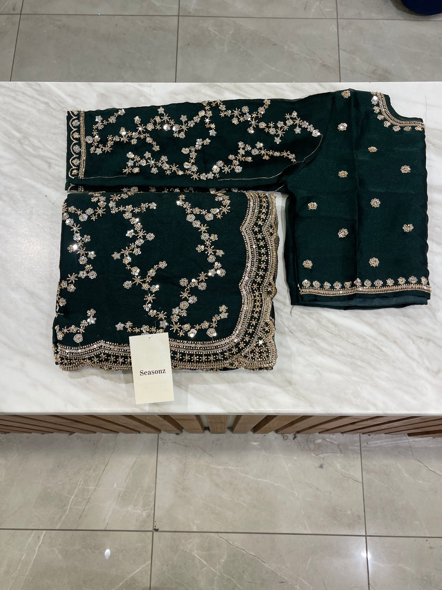 # 2211 Saree (Sequins Saree)